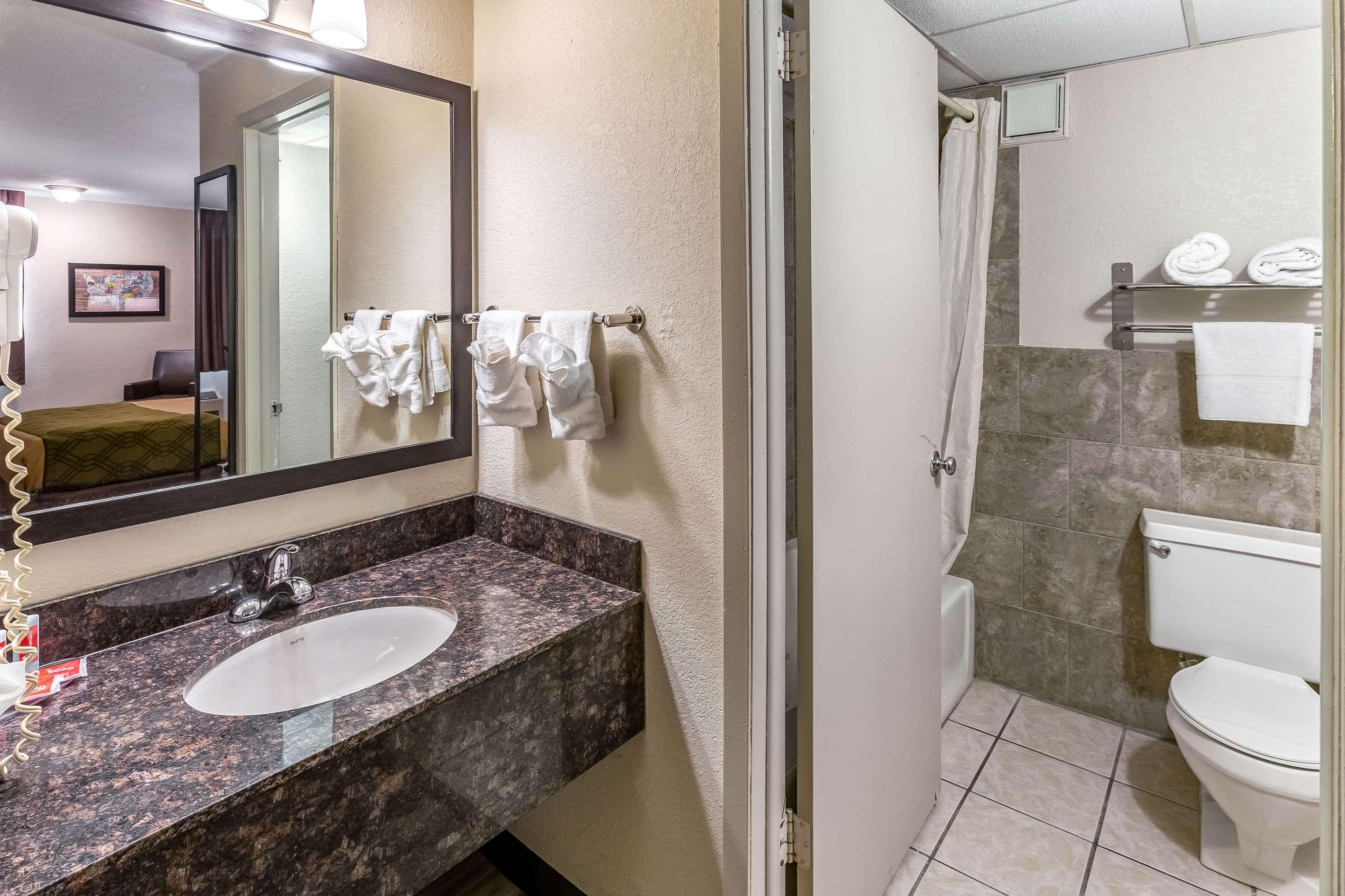 Econo Lodge Inn&Suites Newton Esterno foto