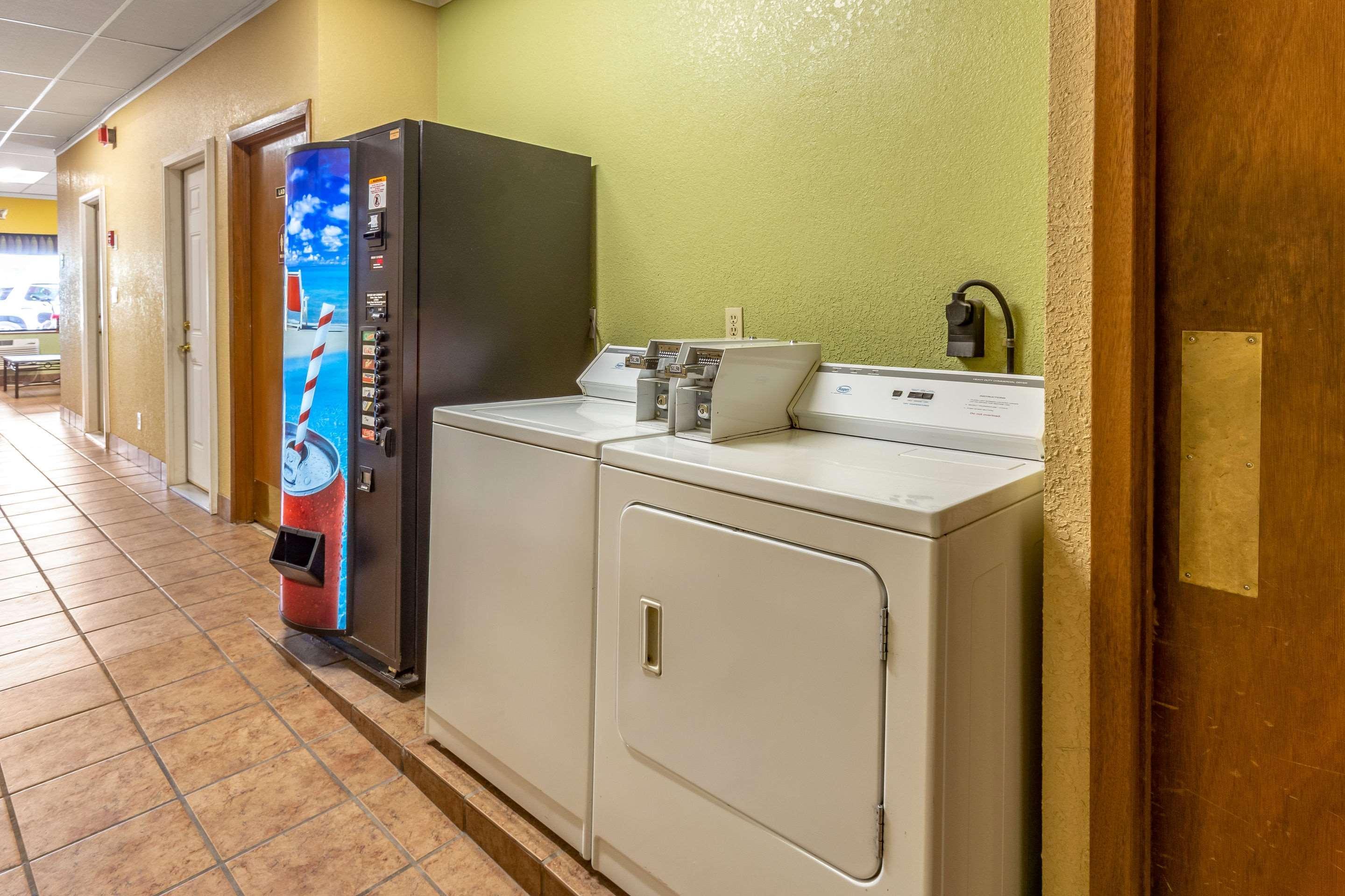 Econo Lodge Inn&Suites Newton Esterno foto
